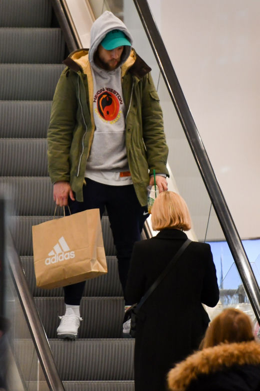 Sebastian Fabijański znudzony zakupami