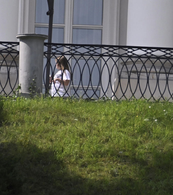 Kasia Nawrocka czuje się już w Belwederze jak u siebie! Przemieszcza się na rowerku!