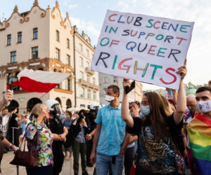 Małopolska kurator oświaty z różańcem na manifestacji środowisk LGBT