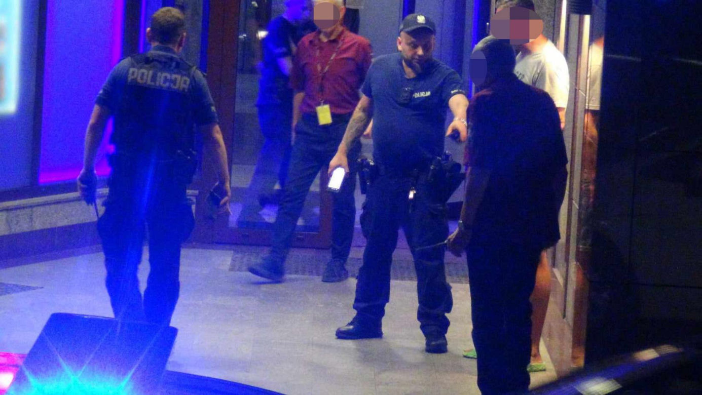Atak nożownika na Woli. Ranny przebiegł kilkaset metrów i padł na ziemię. Zatrzymali jedną osobę, trwa akcja policji