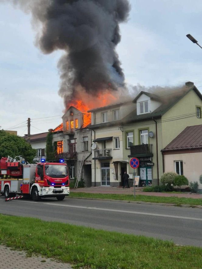 Poważny pożar domu przy ulicy Sandomierskiej w Ostrowcu. Jedna osoba ranna, trwa akcja strażaków