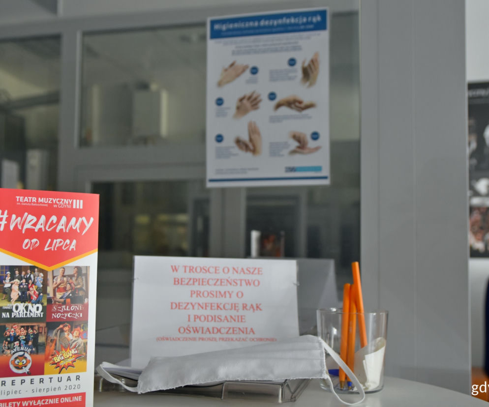 W teatrze obowiązują nowe zasady, zgodne z wymogami sanitarnymi. Dostępne będą płyny do dezynfekcji rąk. 