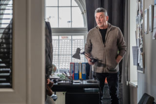 Sprawiedliwi. Trójmiasto, odcinek 131: Na parkingu komendy dochodzi do dramatycznego zdarzenia. Zjawia się tam dawny znajomy Musashiego z raną postrzałową