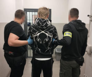 24-latek podczas kłótni miał zaatakować nożem młodszego znajomego. Ranny 21-latek zdołał uciec z mieszkania