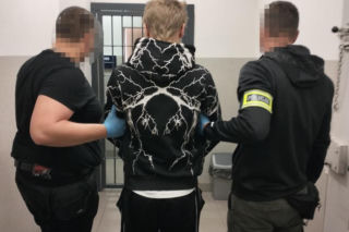 24-latek podczas kłótni miał zaatakować nożem młodszego znajomego. Ranny 21-latek zdołał uciec z mieszkania