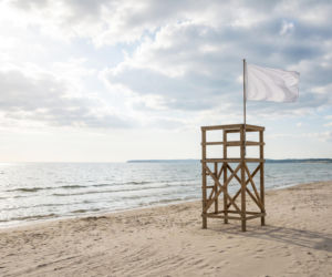 Sinice Ustronie Morskie. Czy w Ustroniu Morskim można się kąpać 21.08? Flaga, warunki pogodowe