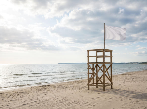 Sinice Ustronie Morskie. Czy w Ustroniu Morskim można się kąpać 21.08? Flaga, warunki pogodowe