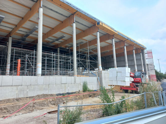 Na pływalni Akwawit w Lesznie montują przeszklenia