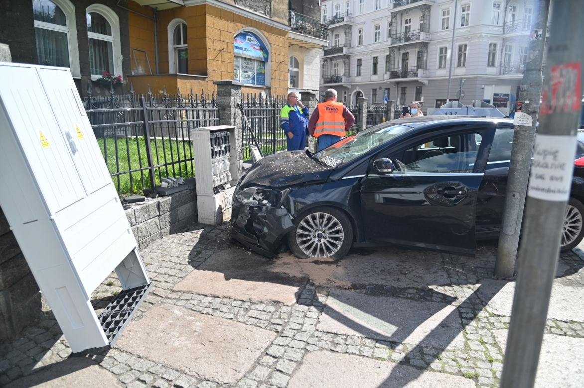 Staranował kontenery i płot i przepadł bez wieści.