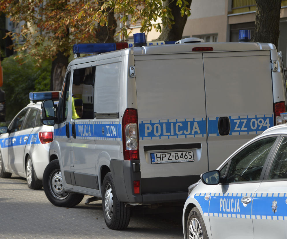 Policja radiowóz interwencja wypadek stłuczka taśma policyjna kogut policyjny