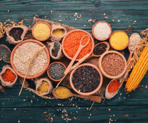 Masz wysoki cholesterol, cukier i problemy z jelitami? Te konkretne zboża warto jeść częściej