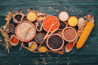 Masz wysoki cholesterol, cukier i problemy z jelitami? Te konkretne zboża warto jeść częściej