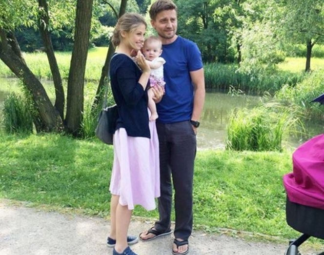 Na dobre i na złe. Anna Karczmarczyk (Ola), Marcin Rogacewicz (Przemek), Frania (Antosia Gawron) na planie