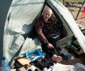 Ich dom to namiot w rezerwacie. Jak Paweł, Agnieszka i Zbyszek zorganizowali życie w cieniu mostu?