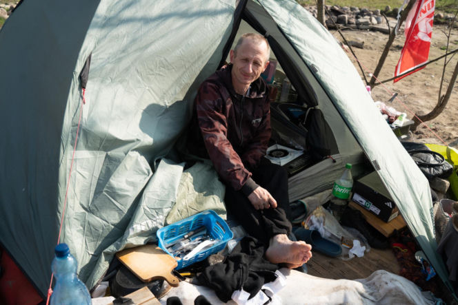 Ich dom to namiot w rezerwacie. Jak Paweł, Agnieszka i Zbyszek zorganizowali życie w cieniu mostu?