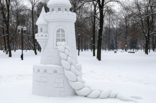 Śniegowe rzeźby w Warszawie. Czy Roszpunka to dopiero początek?