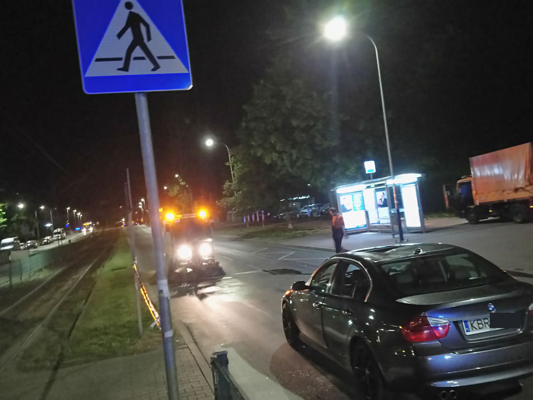 Koszmarny wypadek w Krakowie. Wbiegł wprost pod BMW, zginął na miejscu