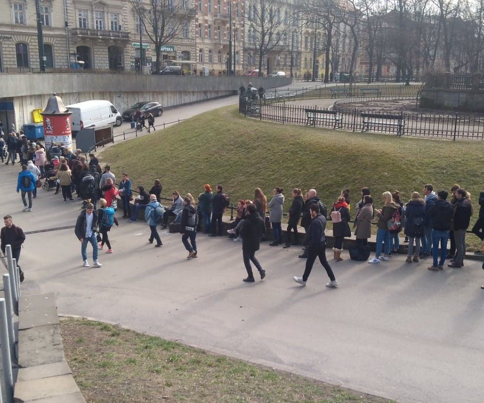 Kraków: Gigantyczne kolejki po pączki! [ZDJĘCIA INTERNAUTÓW]