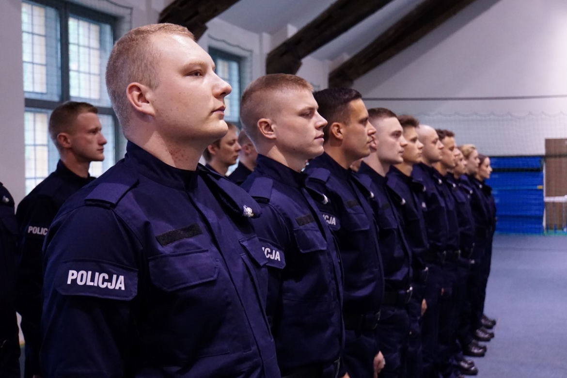 Ślubowanie nowych policjantów w Olsztynie. W szeregi wstąpiło 24 funkcjonariuszy [ZDJECIA]