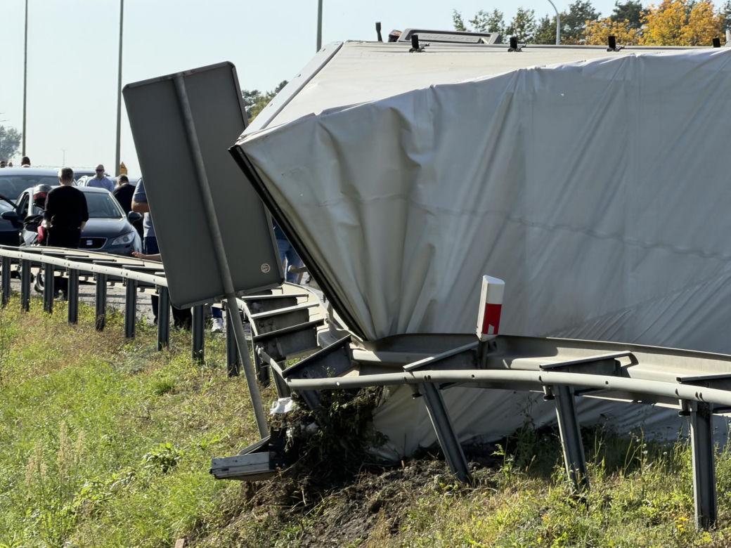 Ciężarówka przewróciła się na S8