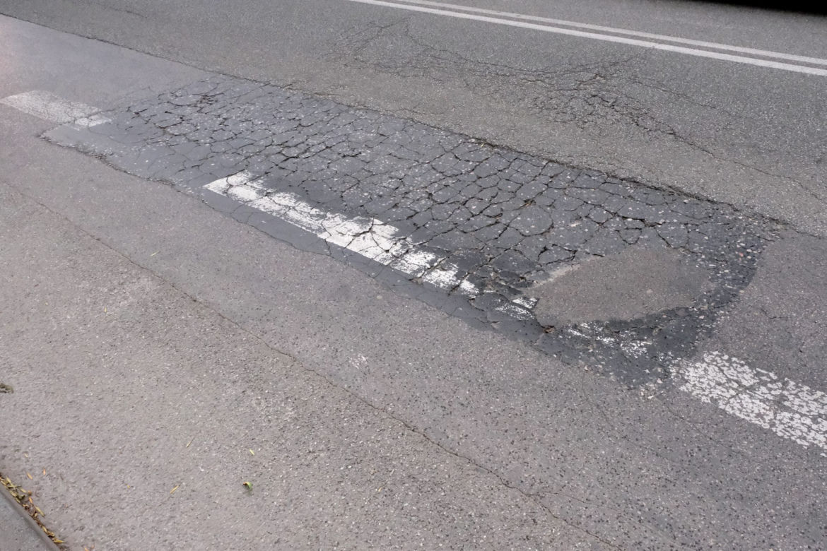 Drogowcy zabierają się za zdewastowaną ulicę