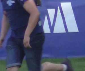 Wtargnęli na murawę podczas meczu Widzew Łódź - Znicz Pruszków. Ci KIBOLE POSZUKIWANI są przez policję!