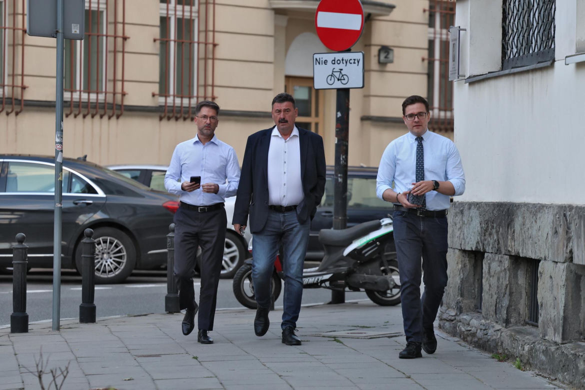 Zamiast na Nowogrodzkiej, Morawiecki i jego stronnicy spotkali się przy Konopnickiej. Były cukierki dla dziennikarzy