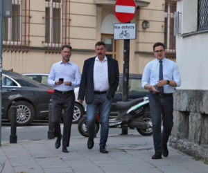 Zamiast na Nowogrodzkiej, Morawiecki i jego stronnicy spotkali się przy Konopnickiej. Były cukierki dla dziennikarzy