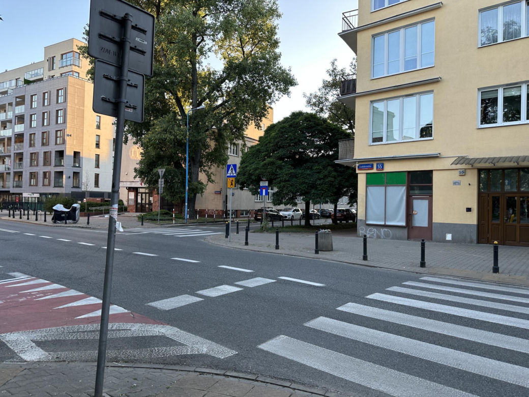 Potrącił autem trzy osoby i zwiał! Seniorka i dwoje dzieci w szpitalu