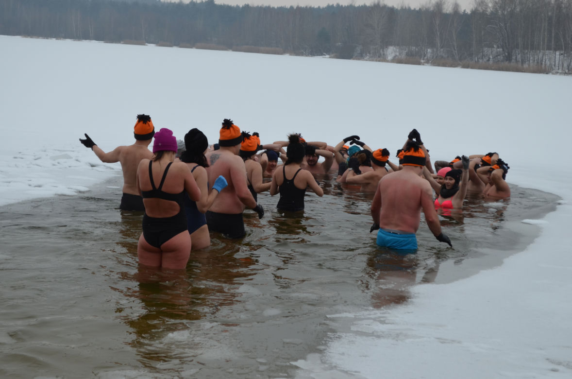 Morsowanie nasz nowy zimowy sport narodowy. Dziś na PIACHACH ponad setka morsów