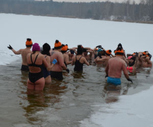 Morsowanie nasz nowy zimowy sport narodowy. Dziś na PIACHACH ponad setka morsów