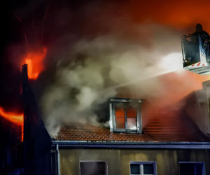Nocny pożar na pl. Wałowym w Gdańsku. Strażacy gasili ogień do rana