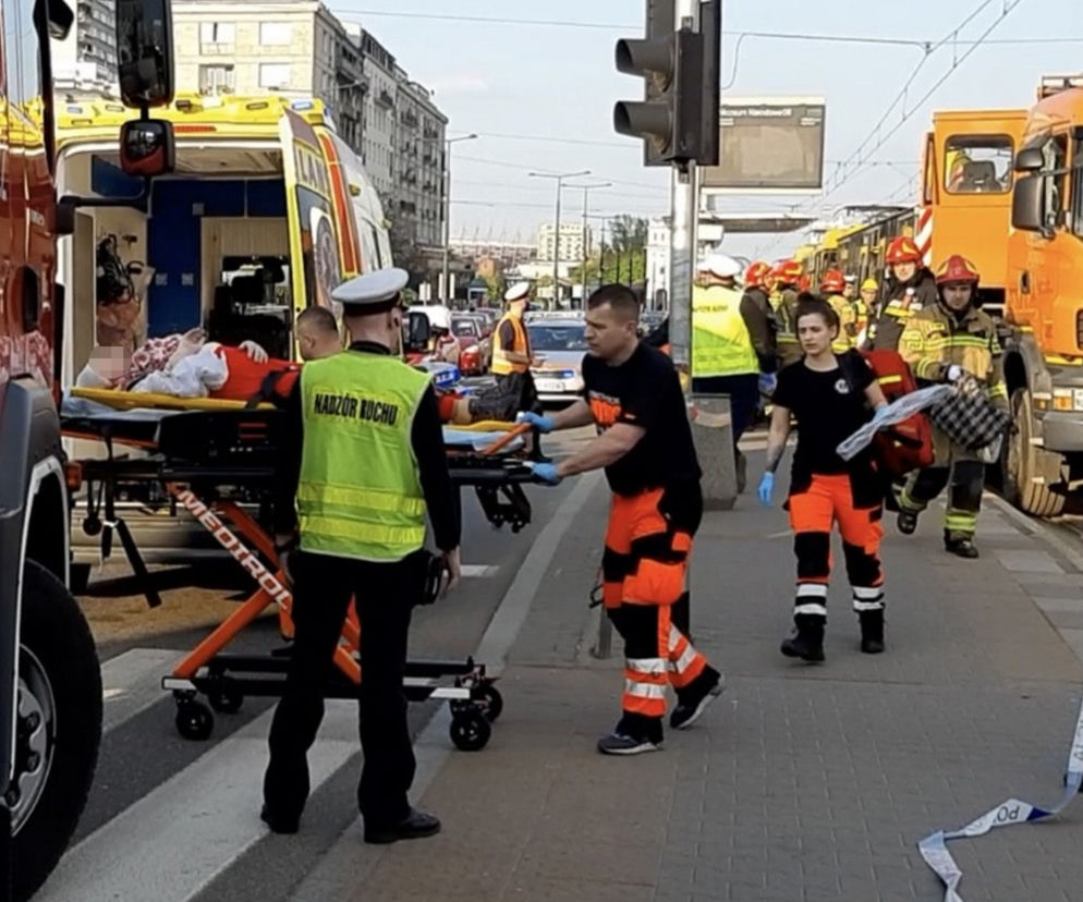  Poważny wypadek w centrum Warszawy! Piesza wpadła pod tramwaj