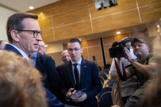Mateusz Morawiecki i szychy z PiS w Toruniu. Spotkanie w sali widowiskowej Muzeum Etnograficznego im. Marii Znamierowskiej-Prüfferowej