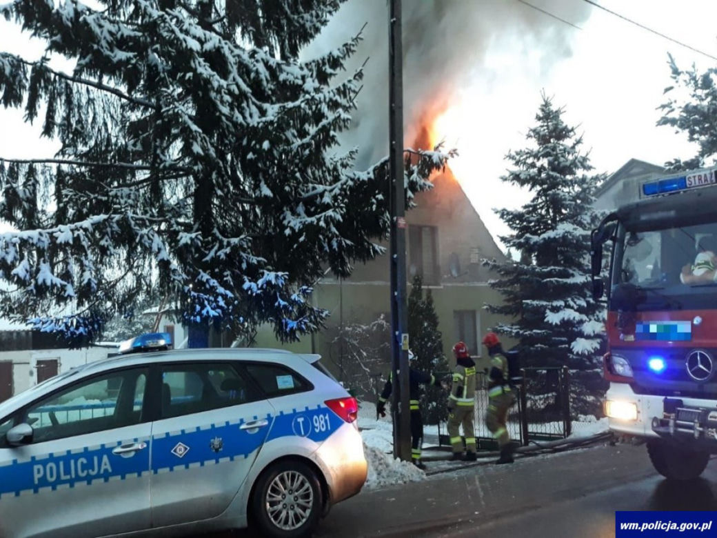 Pożar w Pasymiu. Policjanci uratowali babcię i wnuczkę