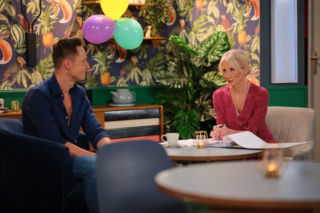 „Pierwsza miłość” odc. 4113 streszczenie. Ewę dochodzą słuchy, że Krystian spotyka się z dużo starszą kobietą. Prosi Borysa, by dowiedział się czegoś więcej o wybrance syna