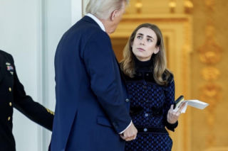 Trump obsypuje młode asystentki pieniędzmi! Na Święta