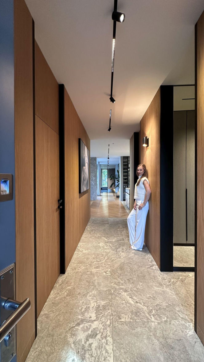 Forrest House to współczesna willa miejska autorstwa JABRAARCHITECTS, zaprojektowana na styku architektury i krajobrazu