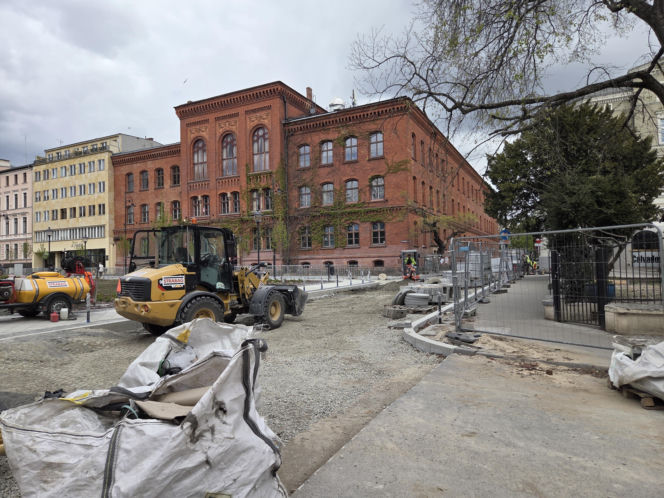 Nowe oblicze placu Wolności. Kwiaciarnie już zamontowane, koniec prac coraz bliżej