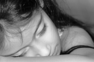 Koszmar w Krakowie. Mężczyzna wszedł nocą do mieszkania i zaczął dusić śpiącą 13-latkę!