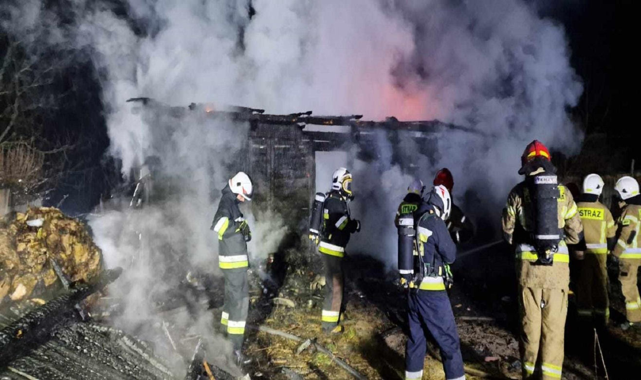 Tragiczny pożar drewnianego domu w Adamowie. W zgliszczach ujawniono zwłoki