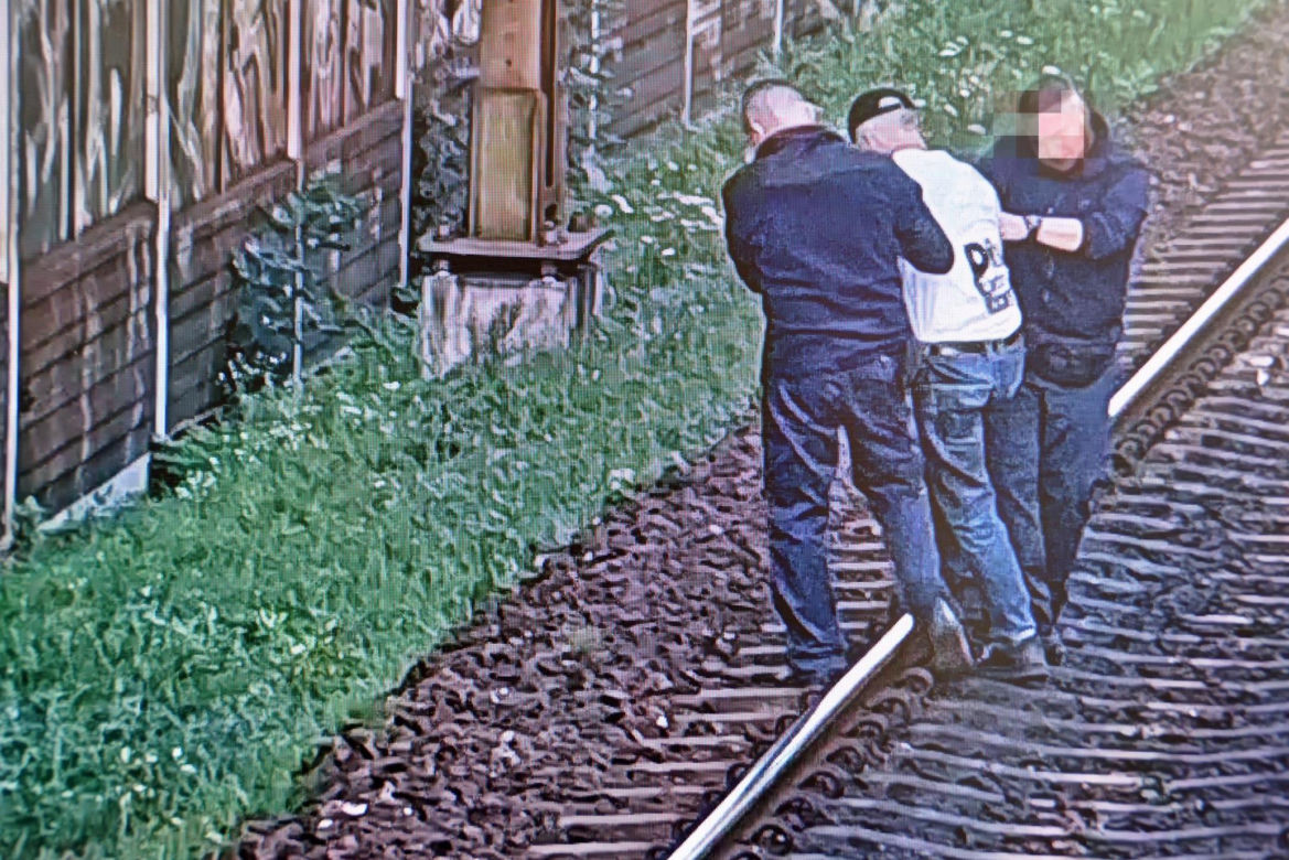 Chwile grozy w Trójmieście. Mężczyzna leżał na torach. Trzeba było wstrzymać ruch pociągów!