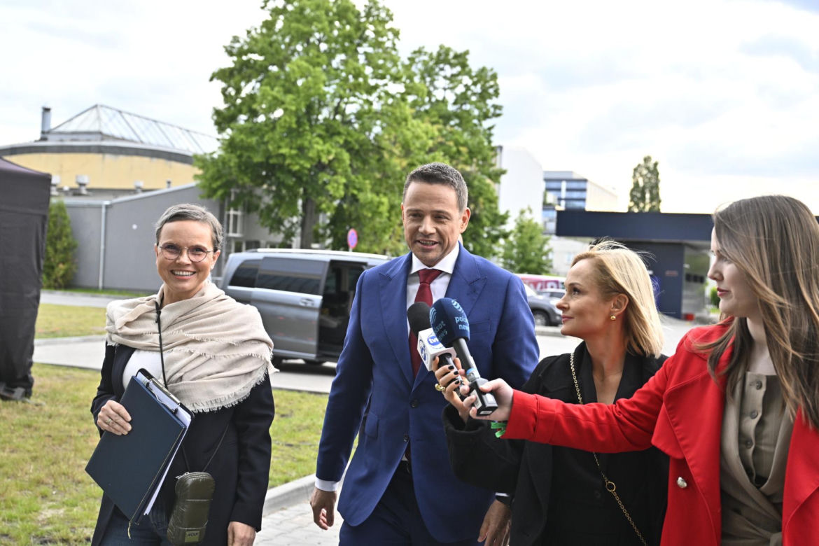 Wielkie wejście Trzaskowskiego do TVP. Zdjęcia uchwyciły każdy krok