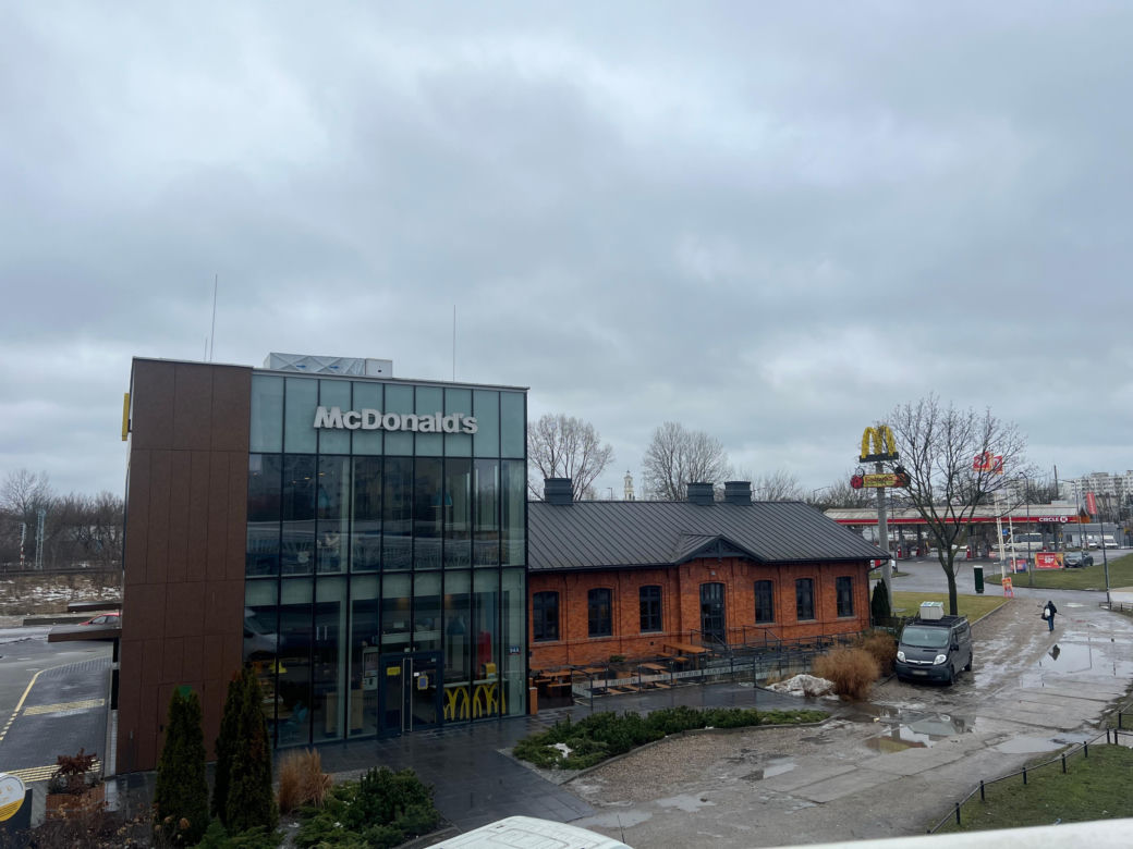 Nietypowy McDonald's przy ul. Radzymińskiej w Warszawie