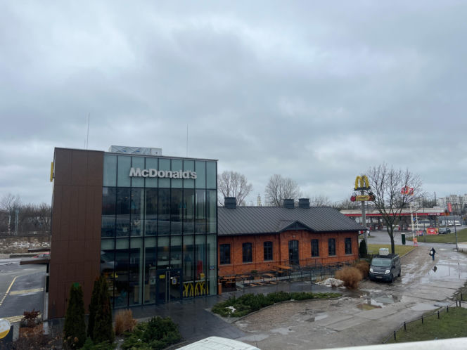 Nietypowy McDonald's przy ul. Radzymińskiej w Warszawie