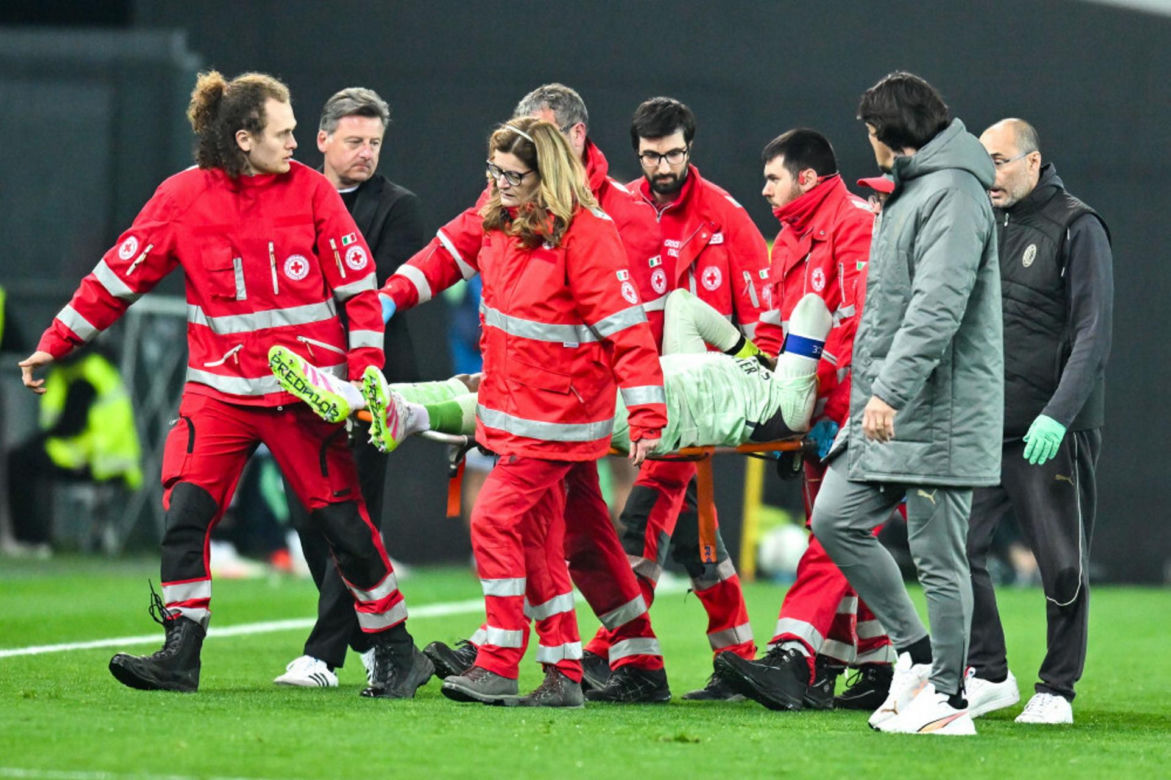 Dramatyczna sytuacja w meczu Serie A. Bramkarz Milanu padł jak rażony piorunem, kolega z drużyny zaczął się modlić 