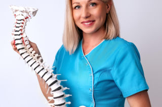 Kręgosłup dziecka a smartfon. Eksperci z Tarnowa ostrzegają