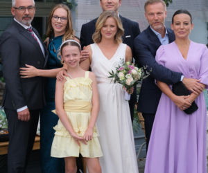 M jak miłość odc. 1903. Dima (Pszeniczny Michaił), Julia (Marta Chodorowska), Nadia (Mira Fareniuk), Magda (Anna Mucha), Sylwia (Hanna Turnau), Werner (Jacek Kopczyński), Budzyński (Krystian Wieczorek)