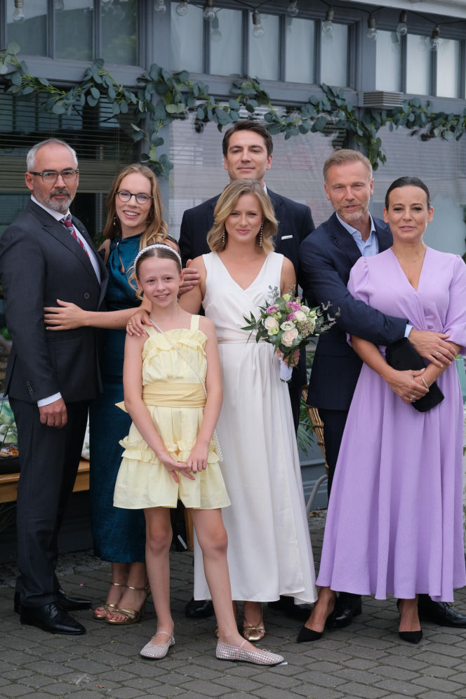 M jak miłość odc. 1903. Dima (Pszeniczny Michaił), Julia (Marta Chodorowska), Nadia (Mira Fareniuk), Magda (Anna Mucha), Sylwia (Hanna Turnau), Werner (Jacek Kopczyński), Budzyński (Krystian Wieczorek)