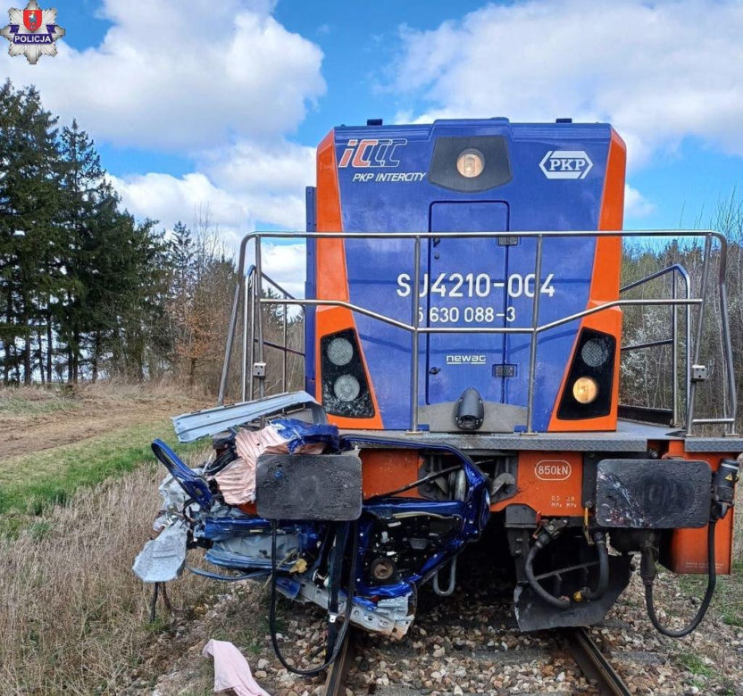 Pociąg pchał mazdę przez kilkaset metrów. Kobieta zginęła na miejscu